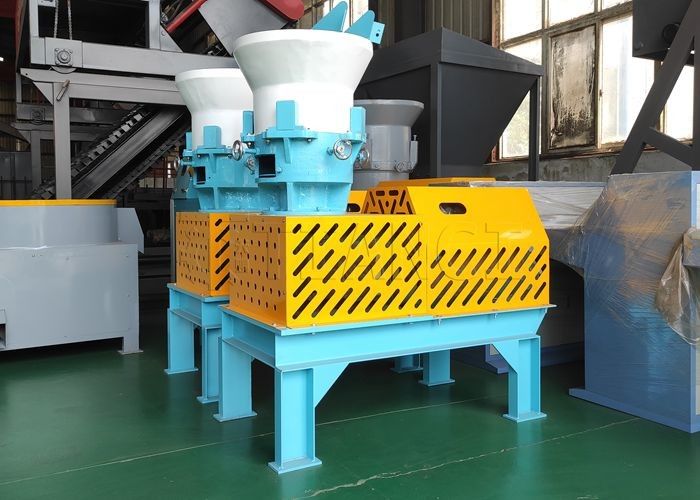 Ligne de production de granulateurs à extrusion à film plat pour la granulation de fumier